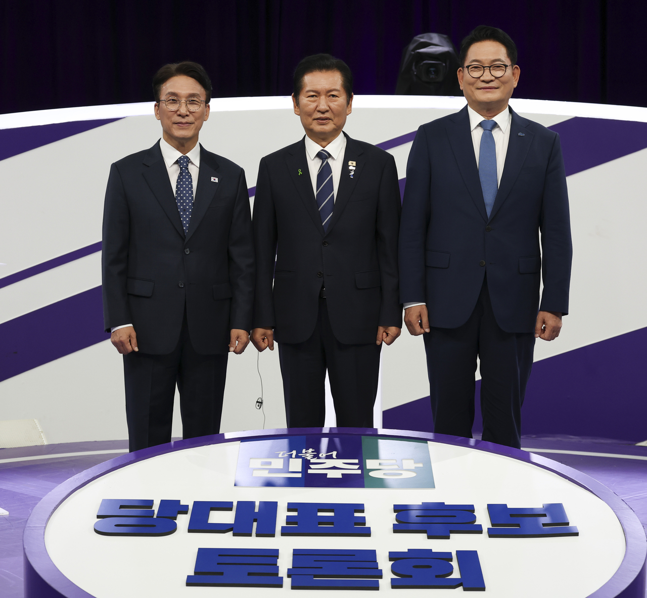 김민석(왼쪽부터), 정청래, 송영길 더불어민주당 당대표 후보가 지난 29일 오후 서울 마포구 MBC에서 TV 토론회 시작 전 기념촬영을 하고 있다. 국회사진기자단