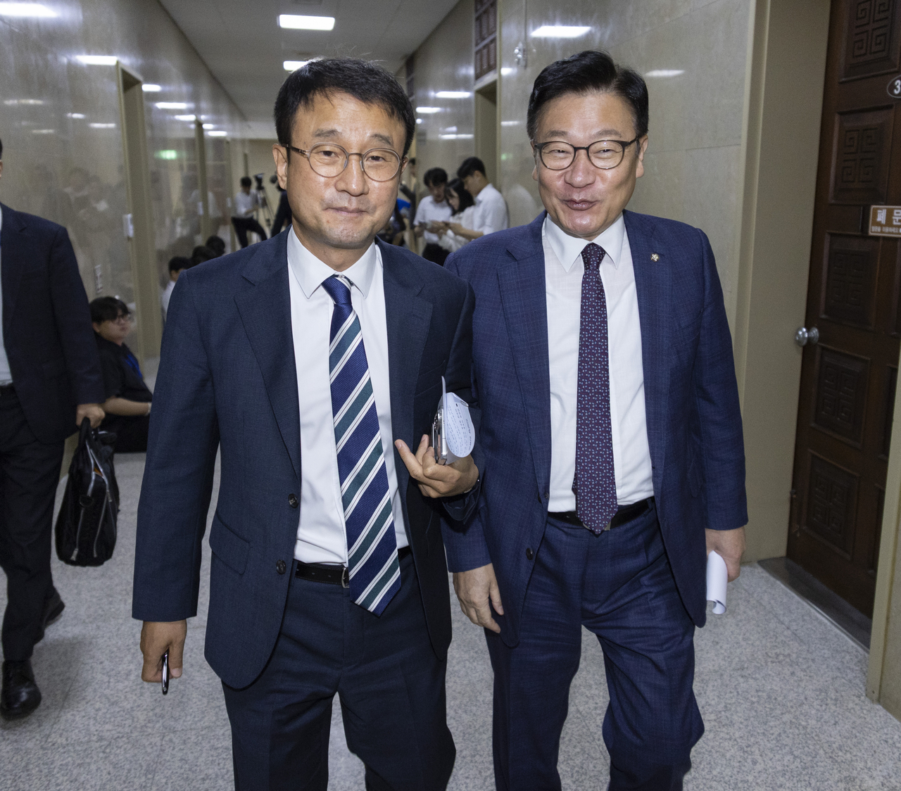 한병도 더불어민주당 대표 직무대행 겸 원내대표와 정점식 국민의힘 원내대표가 30일 국회 운영위원회 위원장실에서 선거관리위원회 특검법에 대한 협의를 진행한 뒤 외부로 이동하고 있다. [연합]