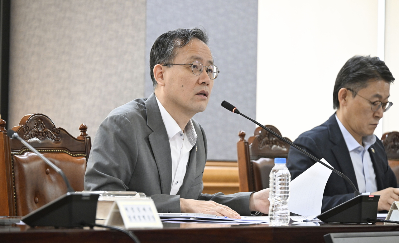 Lee Hyeong-il, first vice minister of the Ministry of Economy and Finance, chairs a macroeconomic and financial meeting at the Korea Federation of Banks building in Jung-gu, Seoul, on Thursday. [Ministry of Economy and Finance]