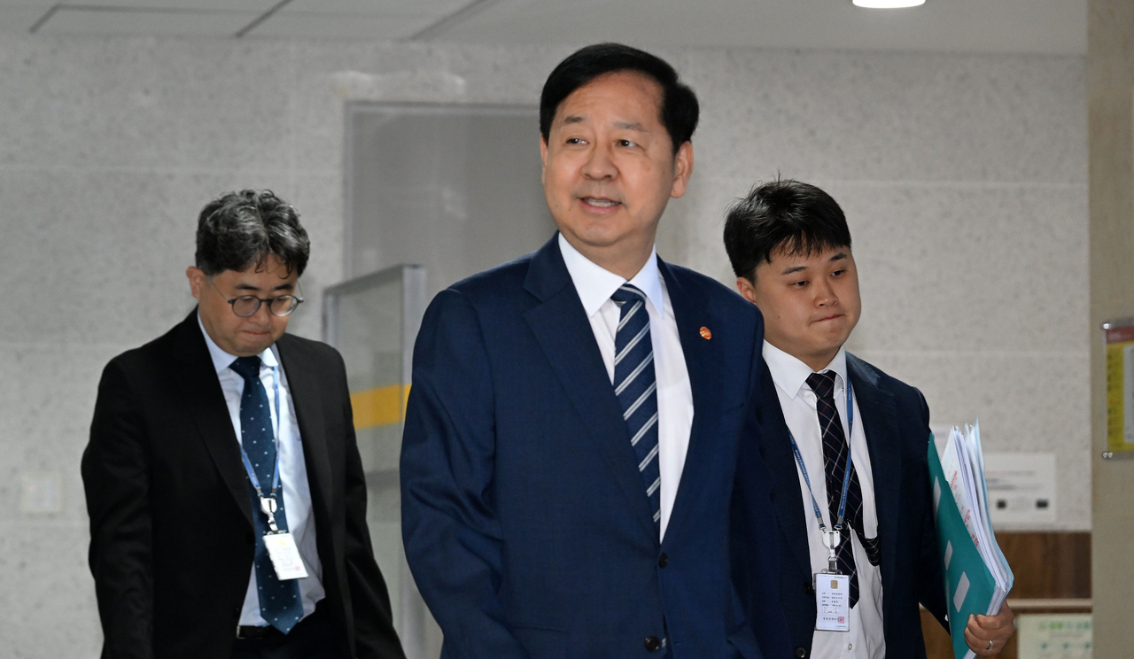 Koo Yun-cheol, deputy prime minister for economic affairs and minister of economy and finance, attends a closed-door party-government meeting on the tax reform plan at the National Assembly members' office building in Yeouido, Seoul, on Thursday. (Lee Sang-seop)