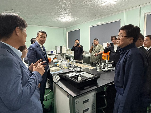 South Korean Education Minister Choi Kyo-jin (right, foreground) and Mongolian Education Minister Luvsantseren Enkh-Amgalan (second from left) visit a cultural heritage conservation laboratory at the Mongolian University of Science and Technology on July 10. (Ministry of Education)