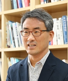 Yoo Jong-min, professor in the economics department at Hongik University