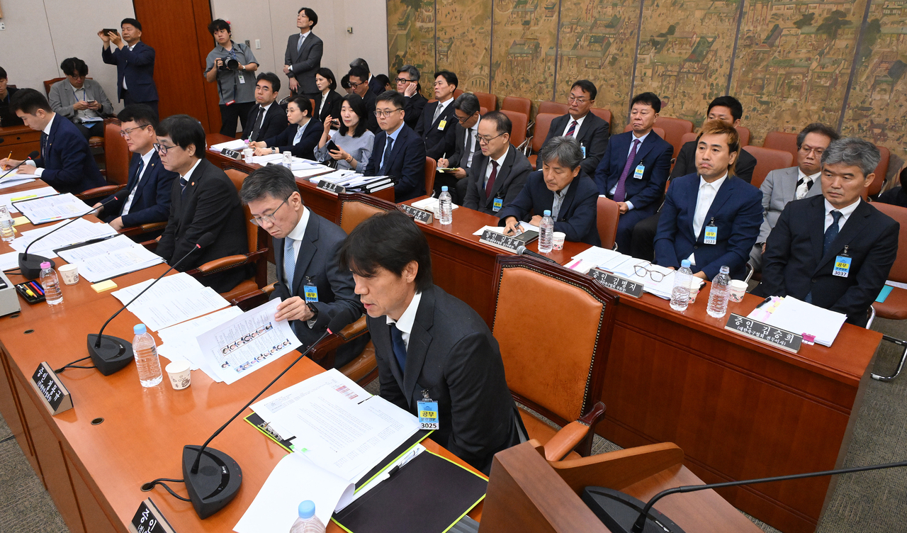 (서울=연합뉴스) 30일 국회 문화체육관광위원회에서 정몽규 전 대한축구협회장, 홍명보 전 축구대표팀 감독, 이용수 대한축구협회 부회장, 정해성 전 국가대표 전력강화위원장 등이 출석한 가운데 대한축구협회 현안 관련 청문회가 열리고 있다. 2026.7.30 [국회사진기자단] photo@yna.co.kr