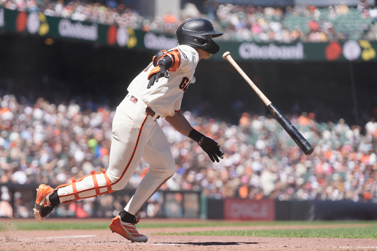 The San Francisco Giants' Lee Jung-hoo hits a double against the Milwaukee Brewers, in San Francisco, Wednesday.   (AP-Yonhap)