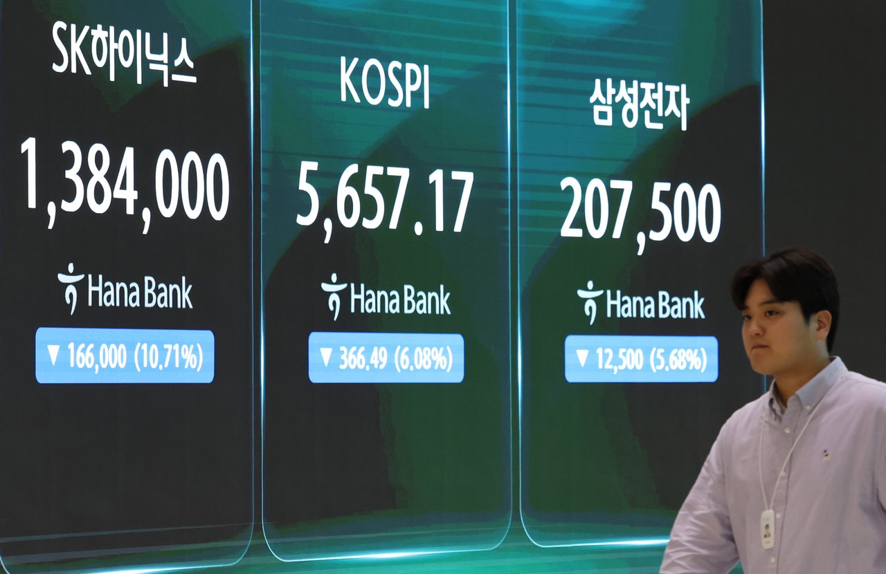 An electronic board at a Hana Bank dealing room in Seoul shows the prices of SK hynix, Kospi and Samsung Electronics during trading on Wednesday. (Yonhap)
