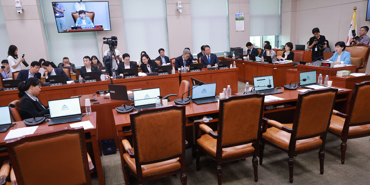 지난 29일 국회에서 열린 법제사법위원회 전체회의에서 위원장인 서영교 더불어민주당 의원이 검사의 보완수사권 폐지를 골자로 한 형사소송법 개정안을 의결한 뒤 발언하고 있다. 의결 직전 국민의힘 법사위원들은 퇴장했다. [연합]