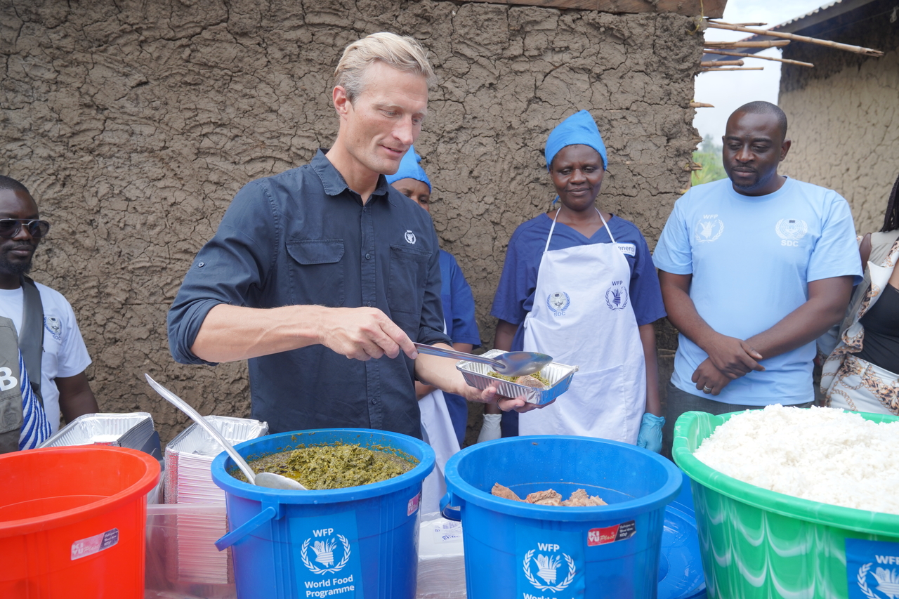 Carl Skau, acting executive director of the World Food Program, pepares a container of food at the Rwampara Ebola treatment center in Ituri, eastern Congo, Wednesday. (AP-Yonhap)