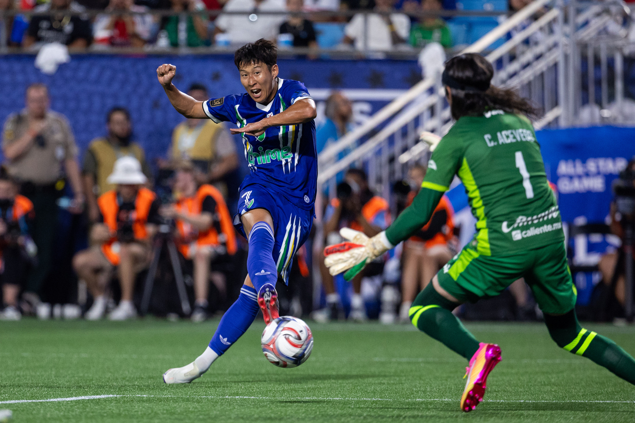 Son Heung-min shoots against Liga MX All-Star Carlos Acevedo during the MLS All-Star soccer game on July 29, 2026, in Charlotte, N.C. (AP-Yonhap)