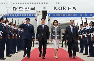 Lee in Santiago for summit with Chilean leader