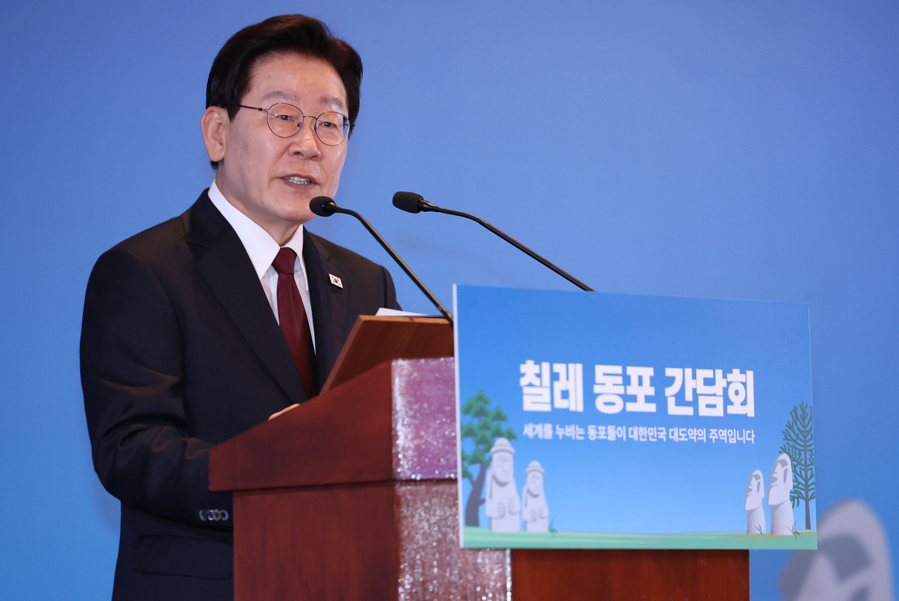 President Lee Jae Myung delivers remarks during a dinner meeting with the Korean community at a hotel in Santiago, Chile, on Tuesday (local time). (Yonhap)
