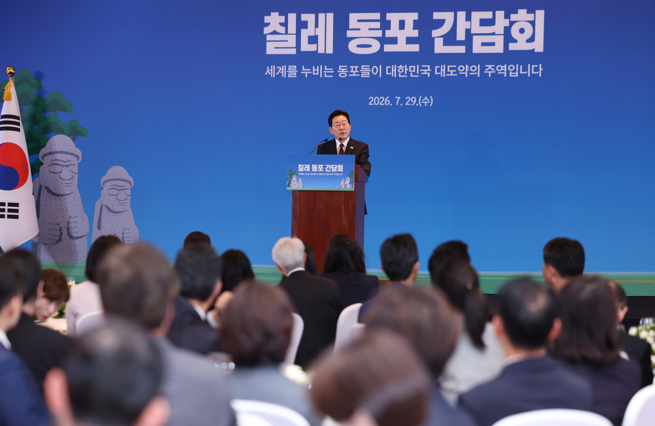 이재명 대통령이 29일(현지시간) 칠레 산티아고 한 호텔에서 열린 동포 만찬간담회에서 인사말을 하고 있다. [연합]