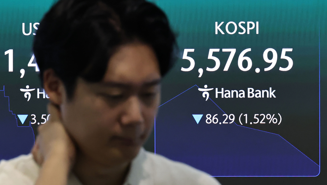 The Kospi opened up 18.53 points, or 0.33 percent, at 5,681.77 on Thursday, while the Kosdaq opened down 7.96 points, or 1.20 percent, at 654.72, with both indexes trading in mixed territory. The scoreboard at Hana Bank's dealing room in Jung-gu, Seoul, displays the Kospi and other market indicators. [Yonhap]