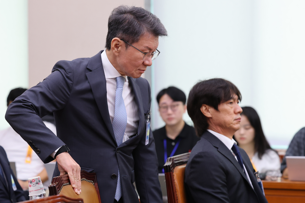 정몽규 전 대한축구협회장(왼쪽)이 30일 국회 문화체육관광위원회에서 열린 대한축구협회 현안 관련 청문회에 증인으로 출석하고 있다. 오른쪽은 증인으로 출석한 홍명보 전 축구대표팀 감독.  이상섭 기자
