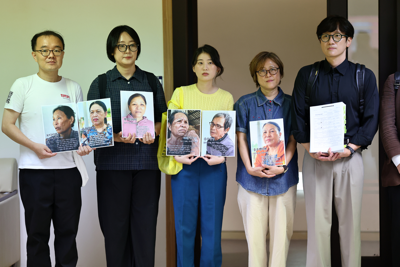 Representatives of the Korean-Vietnamese Peace Foundation and civic groups pose for a photo before submitting a petition to the Truth and Reconciliation Commission in Seoul on July 30, requesting an official investigation into the Ha My and Phuoc Binh massacres during the Vietnam War on behalf of nine survivors and bereaved family members. (Yonhap)