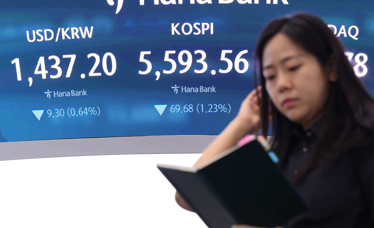 30일 서울 중구 하나은행 딜링룸 전광판에 코스피 종가가 표시돼 있다. [연합]