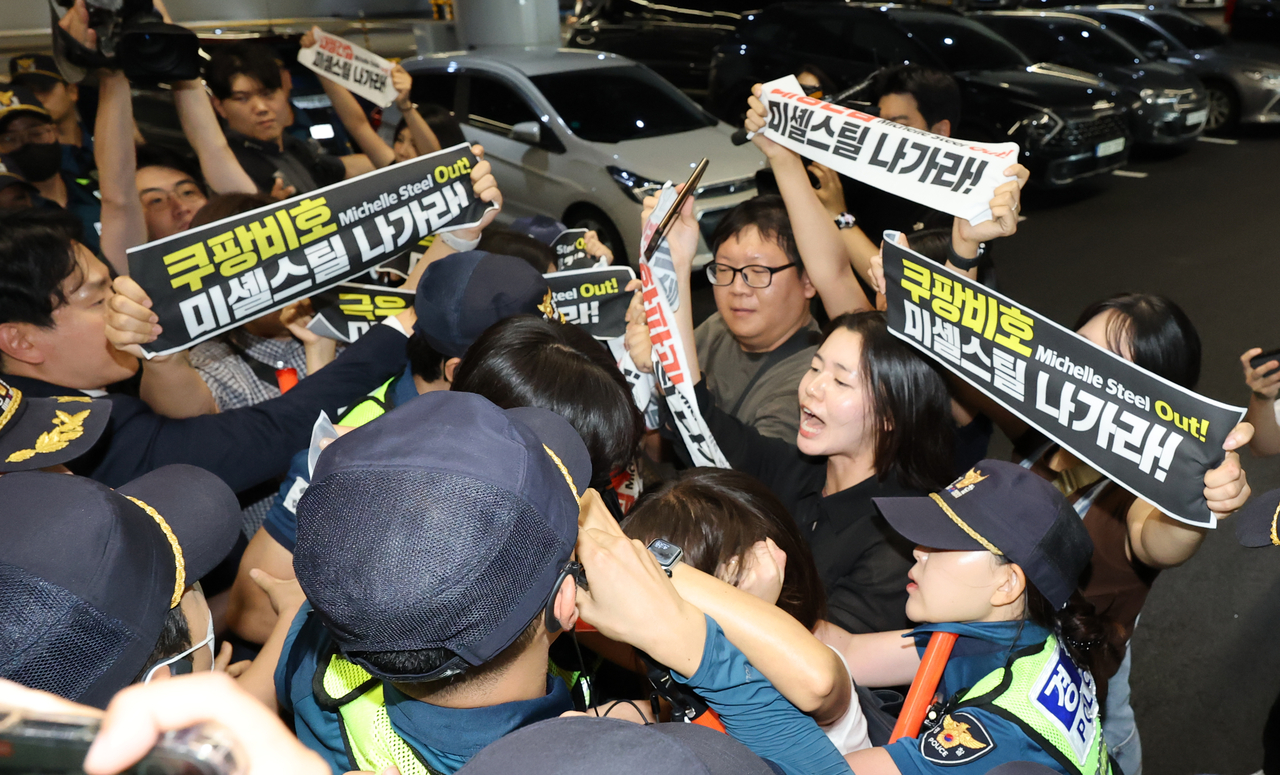 미셸 스틸 주한미국대사가 입국한 30일 한 시민단체 회원이 인천국제공항 제2여객터미널 대사 차량 탑승 장소 부근에서 기습 시위를 벌이다 경찰의 제지를 받고 있다. [연합]