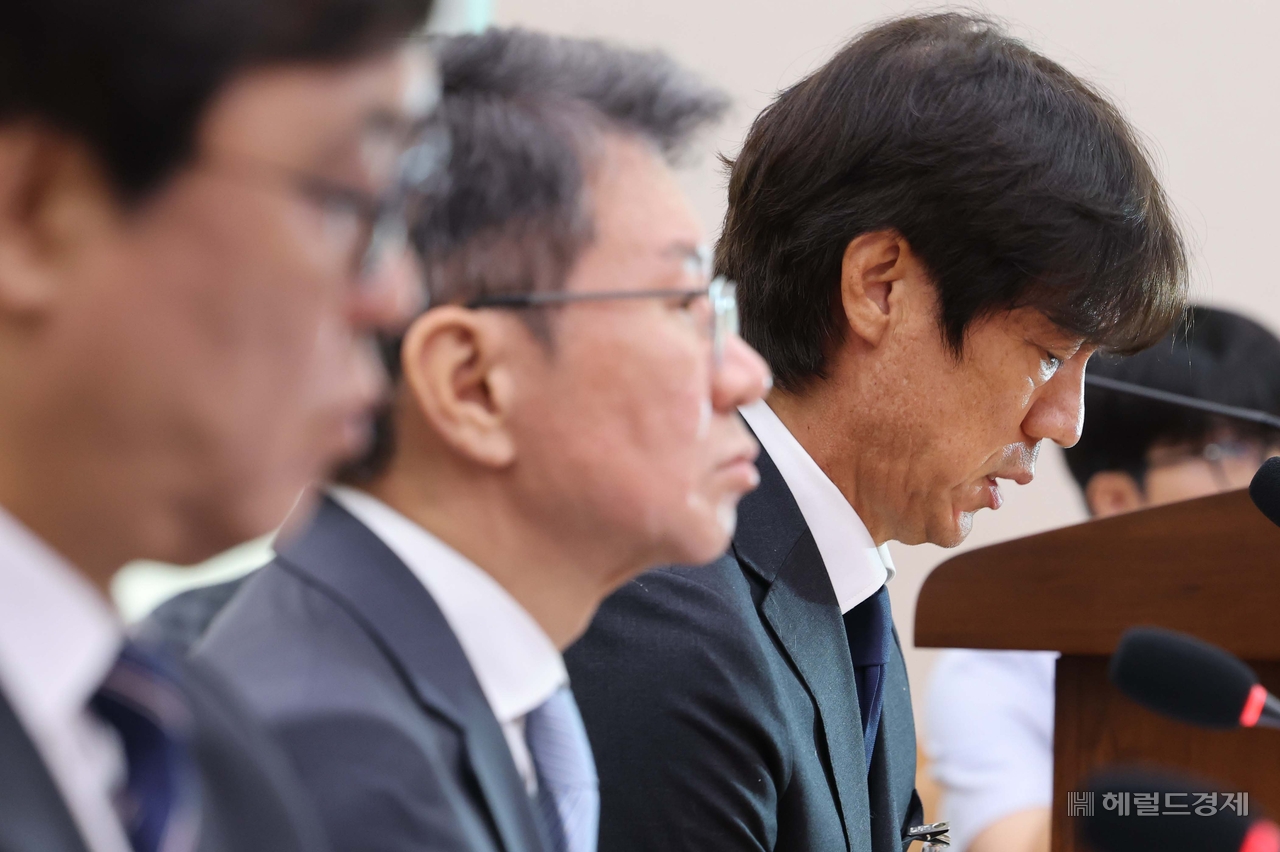 정몽규 전 대한축구협회장이 30일 오전 서울 여의도 국회 문화체육관광위원회에서 열린 대한축구협회 현안 관련 청문회에 증인으로 출석해 의원 질의에 답하고 있다. 이상섭 기자