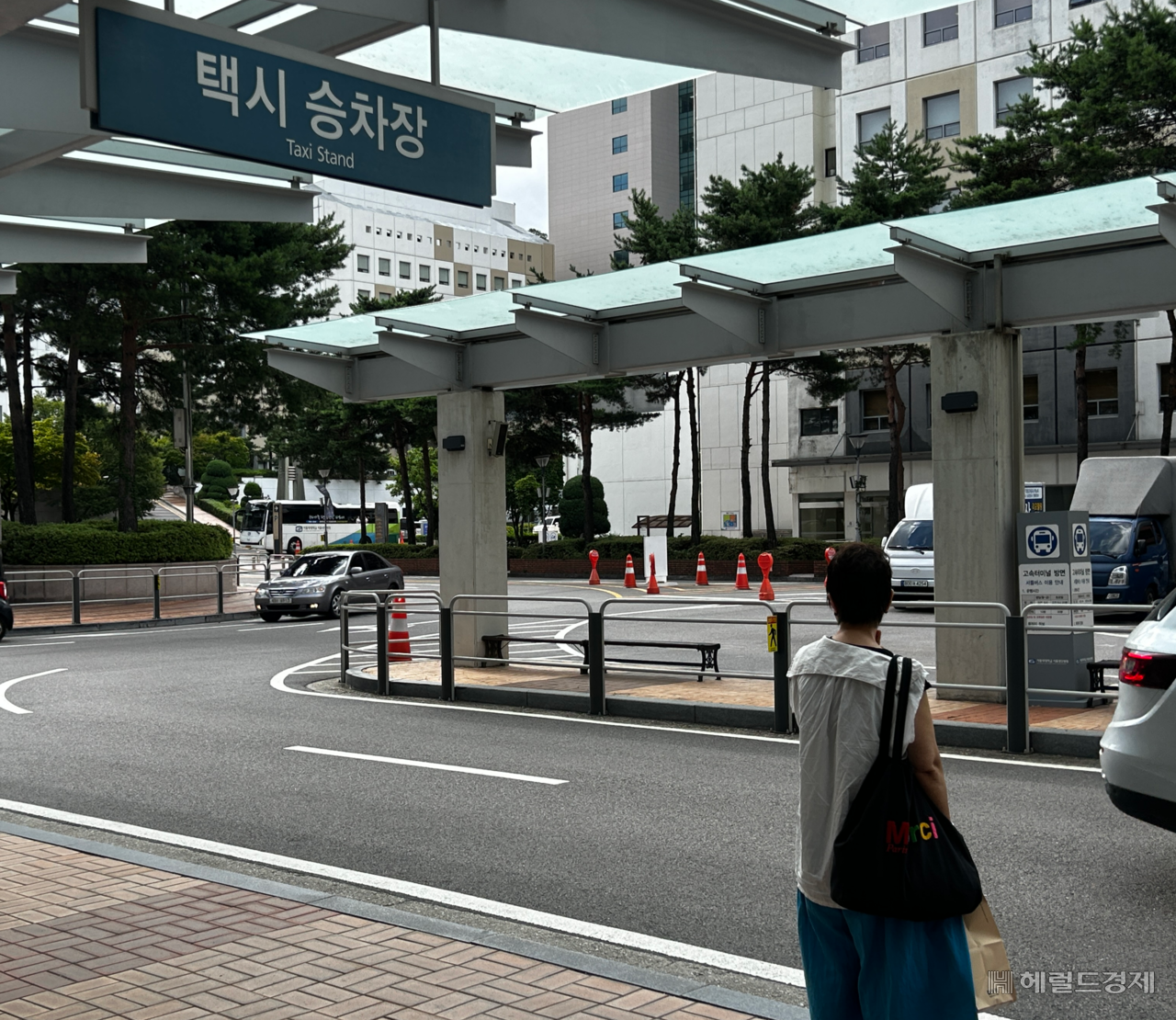 지난 29일 오전 9시20분께 서울 서초구 성모병원 택시 승차장에서 한 시민이 택시를 기다리고 있다. 이준영 수습기자