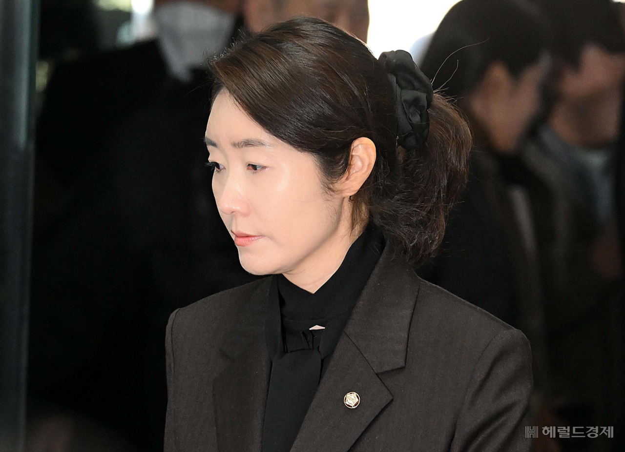 Independent lawmaker Kang Sun-woo, who faces allegations of receiving 100 million won ($69,400) in illicit nomination funds, arrives at Seoul Central District Court in Seocho-gu for a pre-arrest warrant hearing on March 3. (Lee Sang-sub)