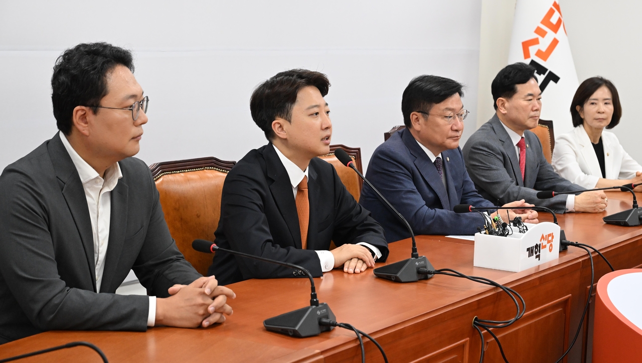 이준석 개혁신당 대표가 15일 오전 서울 여의도 국회에서 취임 인사차 방문한 국민의힘 정점식 신임 원내대표를 만난 자리에서 인사말을 하고 있다. 이상섭 기자