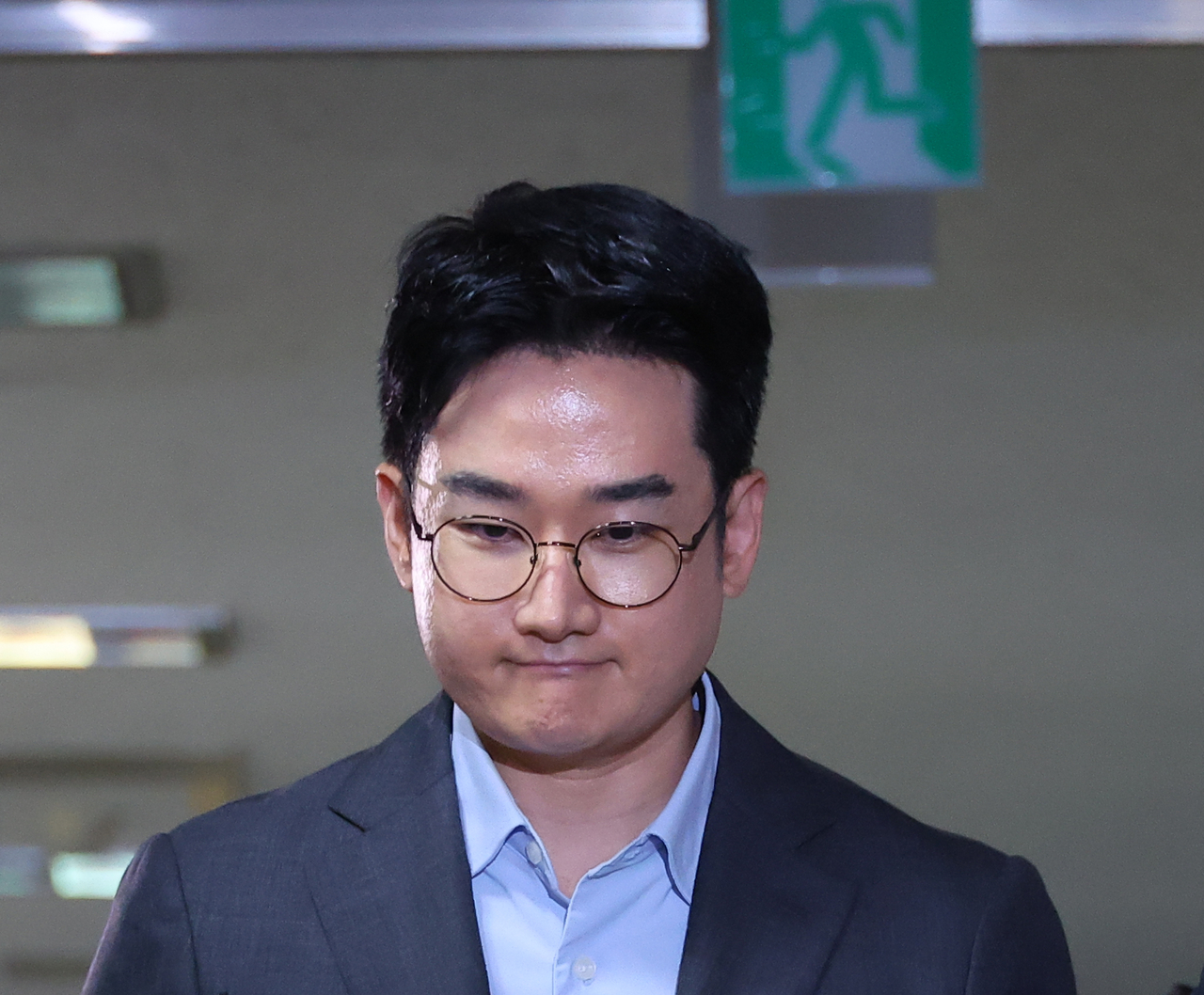 부산지방법원이 피습자작극 혐의를 받는 정이한 전 개혁신당 부산시장 후보에 대해 구속영장을 발부했다. 사진은 8일 구속전피의자심문을 받기 위해 부산지법에 출석한 정 전 후보. [연합]