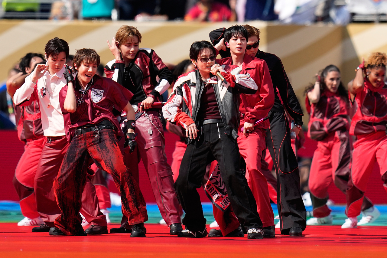 BTS performs "Dynamite" at the FIFA World Cup final halftime show in New Jersey on July 19. (AP via Yonhap)