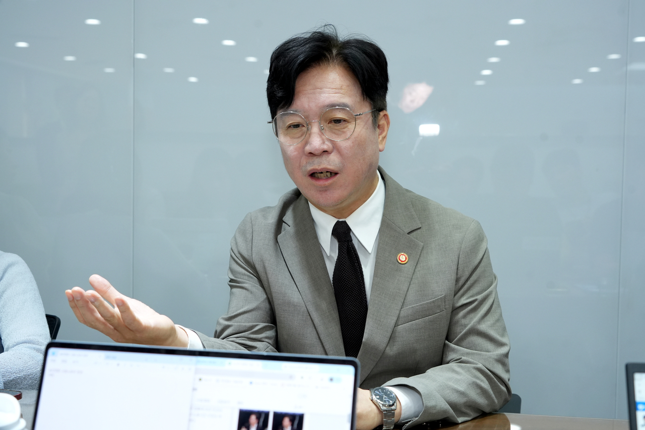 김영훈 고용노동부 장관이 22일 취임 1주년을 맞아 정부세종청사 노동부 기자실에서 출입기자들과 차담회를 진행하고 있다. [고용노동부 제공]