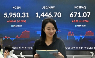 코스피 지수가 30일 보합권으로 출발한 뒤 삼성전자와 SK하이닉스 등 반도체주 강세 전환에 급반등했다. 이는 삼성전자가 2026년도 2분기 컨퍼런스콜을 통해 내년도 메모리반도체 공급 부족이 심화 될 것이라는 전망을 내놓으며 불안정한 시장의 투자심리가 개선된 영향으로 풀이된다. 이날 오전 서울 중구 우리은행 딜링룸 전광판에 코스피 지수가 전 거래일보다 287.07포인트 상승한 5950.31포인트를 기록하고 있다. 임세준 기자