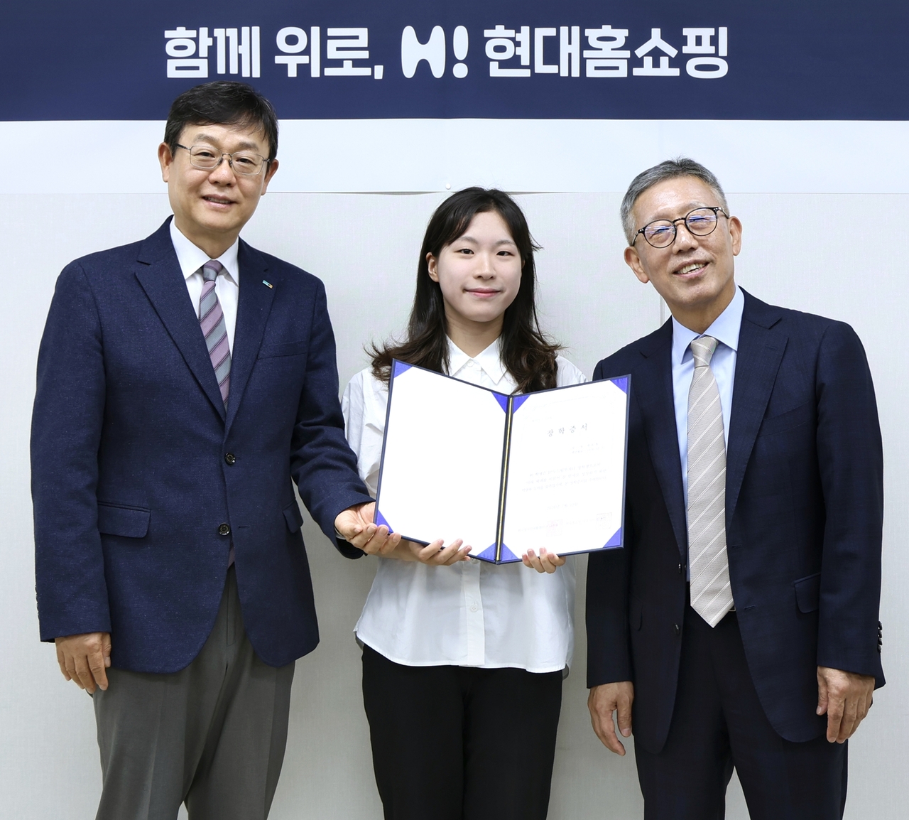 30일 오후 서울 강동구 천호동 현대홈쇼핑 본사에서 진행된 장애인 가정 장학사업 ‘하이(H!) 두드림투게더’ 장학금 전달식에서 한광영(왼쪽) 현대홈쇼핑 한광영 대표이사와 나운환(오른쪽) 한국장애인재활협회 회장이 장학생 대표와 기념사진을 찍고 있다. [현대홈쇼핑 제공]