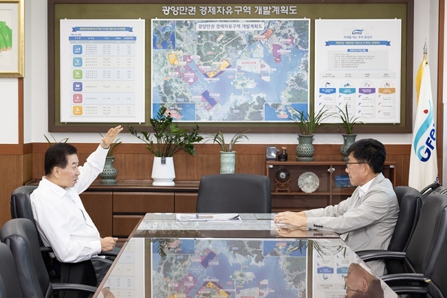 구충곤 광양만권경제청장(왼쪽)과 박원석 (재)원자력산업정책연구원장이 30일 면담을 하고 있다.