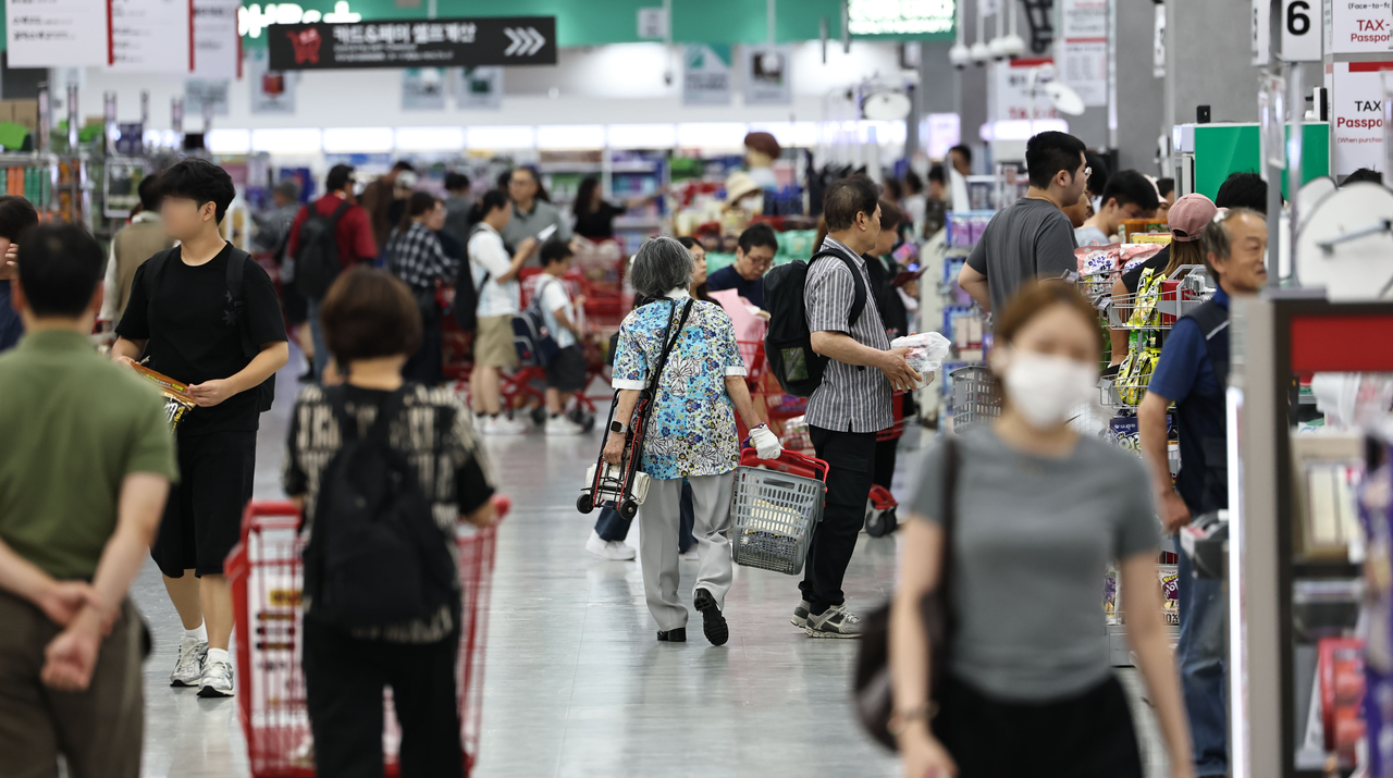 People shop at a supermarket in Seoul on Wednesday. (Yonhap)