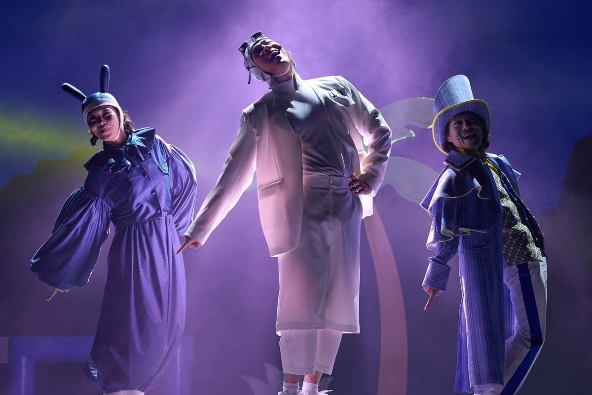 Choi Jae-rim (center) performs 109 in "Yumi's Cells" (Sem Company)