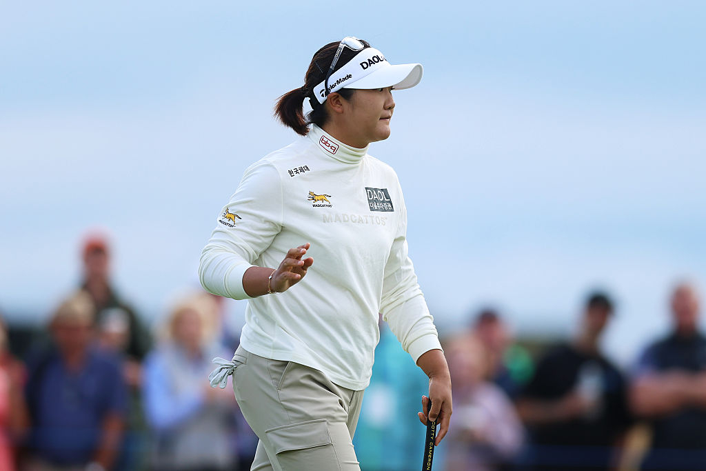 Ryu Hae-ran acknowledges the gallery after sinking a birdie putt on the first hole during Round 1 of the 2026 AIG Women's Open at Royal Lytham & St Annes Golf Club in Lytham St Annes, Lancashire, England, on Thursday (local time). [Getty Images]