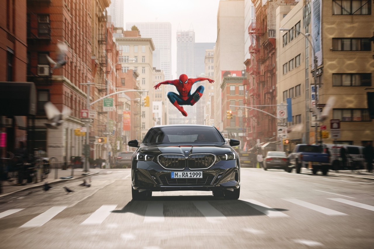 영화 ‘스파이더맨: 브랜드 뉴 데이’에 등장하는 더 뉴 BMW iX3와 스파이더맨. [BMW 제공]