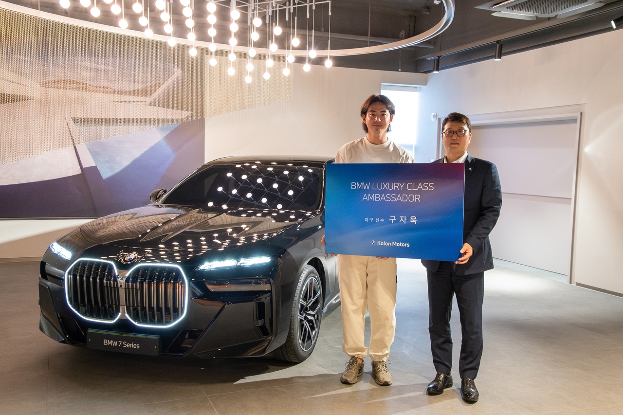BMW 7시리즈 브랜드 앰배서더로 선정된 프로야구 선수 구자욱이 BMW 740i와 함께 기념촬영을 하고 있다. [코오롱 모터스 제공]