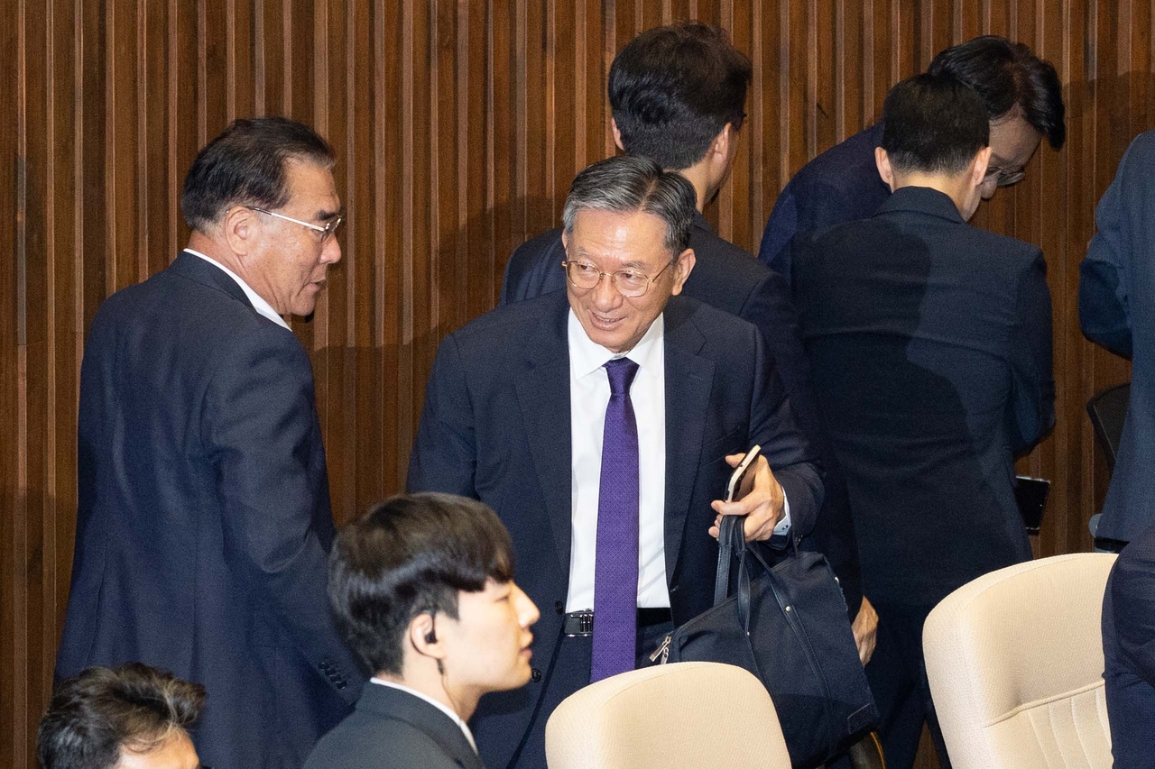 정성호 법무부 장관이 31일 오후 국회에서 열린 본회의에서 더불어민주당 의원들과 인사를 나누고 있다. 윤창빈 기자
