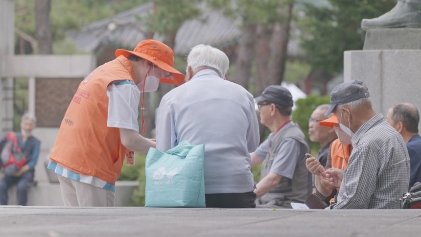 어르신들의 스마트폰 이용을 돕고 있는 서울시 ‘디지털 안내사’. [서울시 제공]