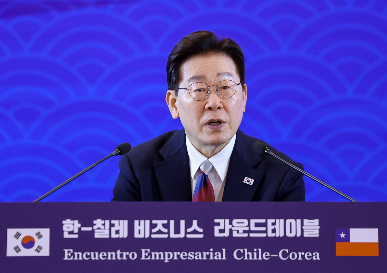 President Lee Jae Myung speaks during a South Korea-Chile business roundtable in Santiago on Thursday. (Yonhap)