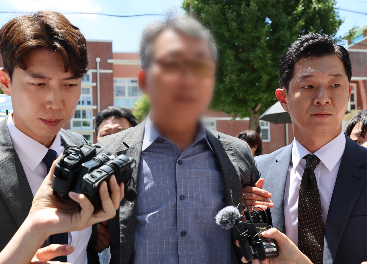 장윤기 사건에 대해 살인과 성범죄 사건을 분리 수사하도록 지시한 협의를 받는 전 광산경찰서 형사과장 A 경정이 31일 전남광주통합특별시 동구 광주지방법원에서 구속 전 피의자 심문(영장 실질 심사)을 마치고 호송차로 향하고 있다. [연합]