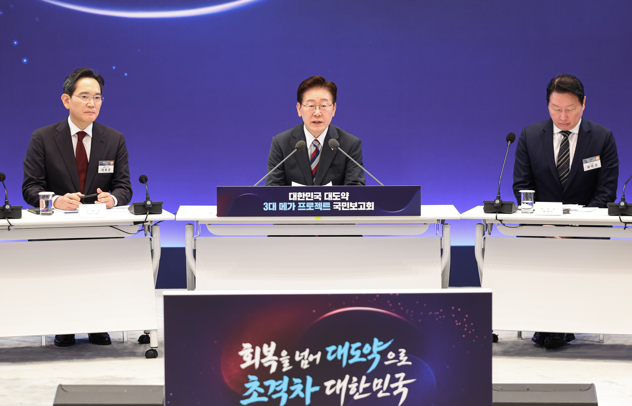 President Lee Jae Myung speaks during a public briefing on South Korea's three flagship "megaprojects" at Cheong Wa Dae in Seoul on June 29. Samsung Electronics Chairman Lee Jae-yong (left) and SK Group Chairman Chey Tae-won are seated beside him. (Pool photo via Yonhap)