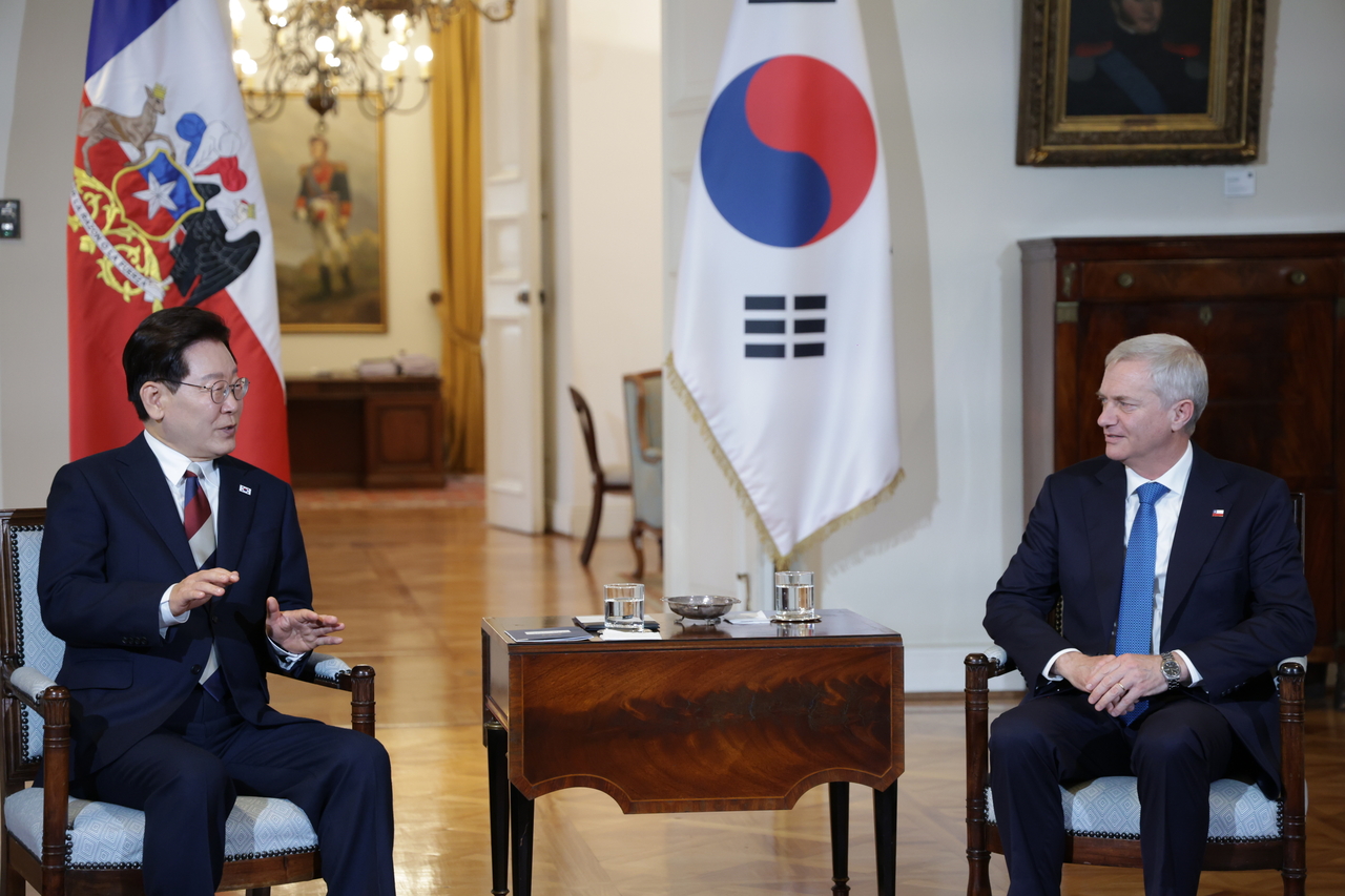 South Korean President Lee Jae Myung and Chilean President Jose Antonio Kast hold their summit talks at the presidential palace in Santiago on Thursday. (Yonhap)