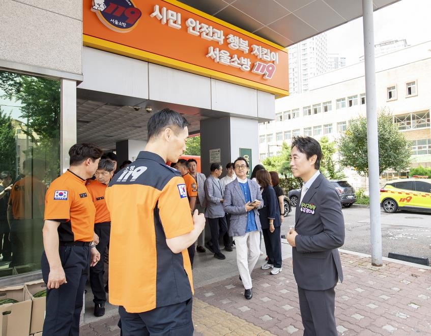 용산소방대원과 대화하는 김경대 용산구청장(오른쪽)