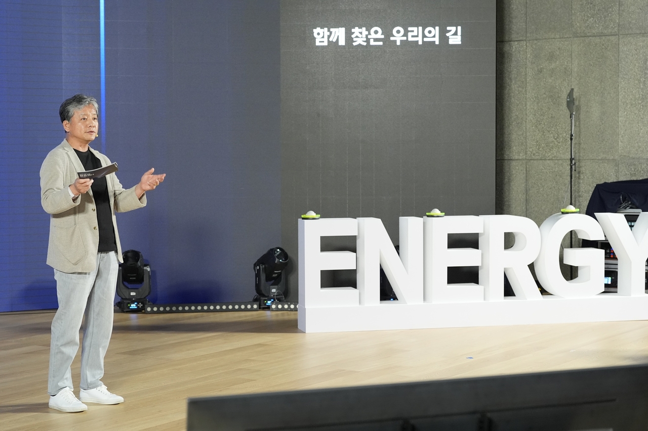 Joo Woo-jeong, CEO of Hyundai Engineering, explains the company's new value system at a launch ceremony Thursday at the main auditorium of the company's headquarters in central Seoul. (Hyundai Engineering)