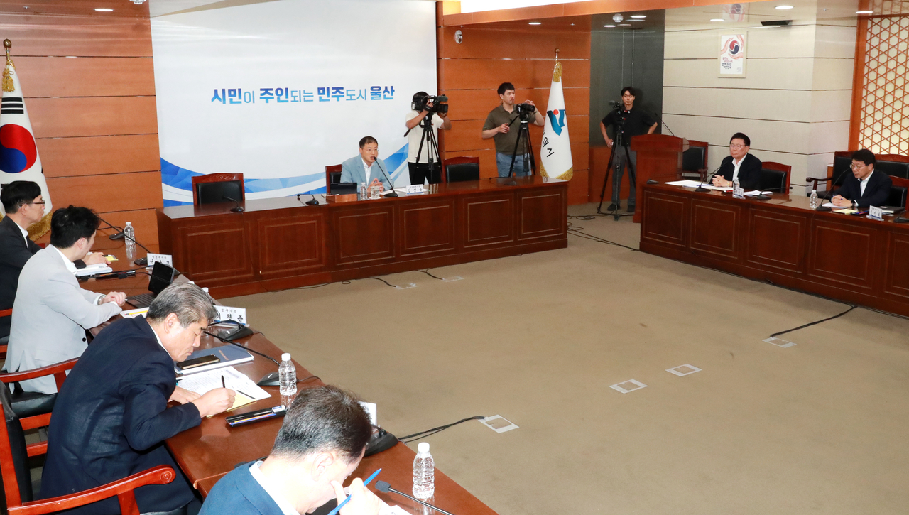김상욱(가운데) 울산시장이 31일 민선 9기 울산시의 최대 현안인 울산 도시철도 1호선 건설사업의 추진 여부를 결정짓는 트램 관련 대응회의를 주재하고 있다. [울산시 제공]