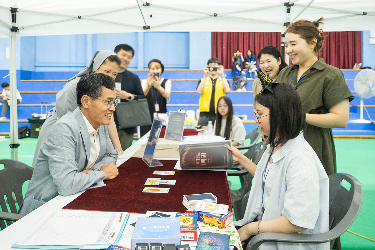 이기재 양천구청장(왼쪽)이 지난해 행사에서 학생과 대화를 나누고 있다.