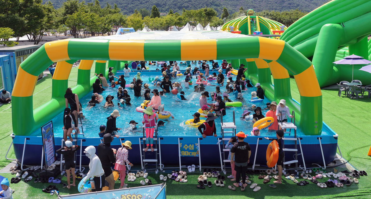 Residents on Friday play at a pool set up at Hwangsan Park in Yangsan city, South Gyeongsang Province, where a daily high of 41.4 degrees Celsius was recorded. (Yonhap)