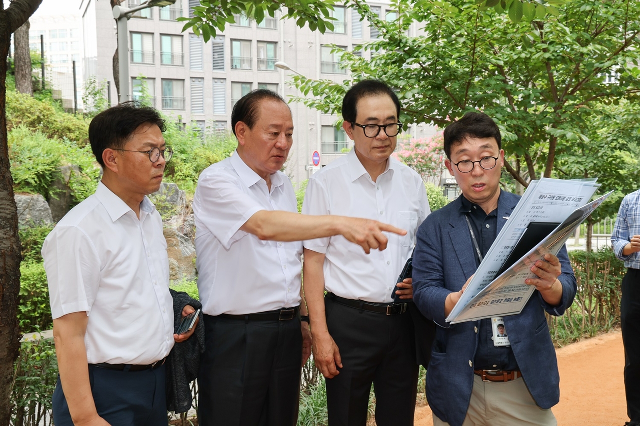 독막소공원 황톳길 현장 찾은 유동균 마포구청장(왼쪽 두번째)