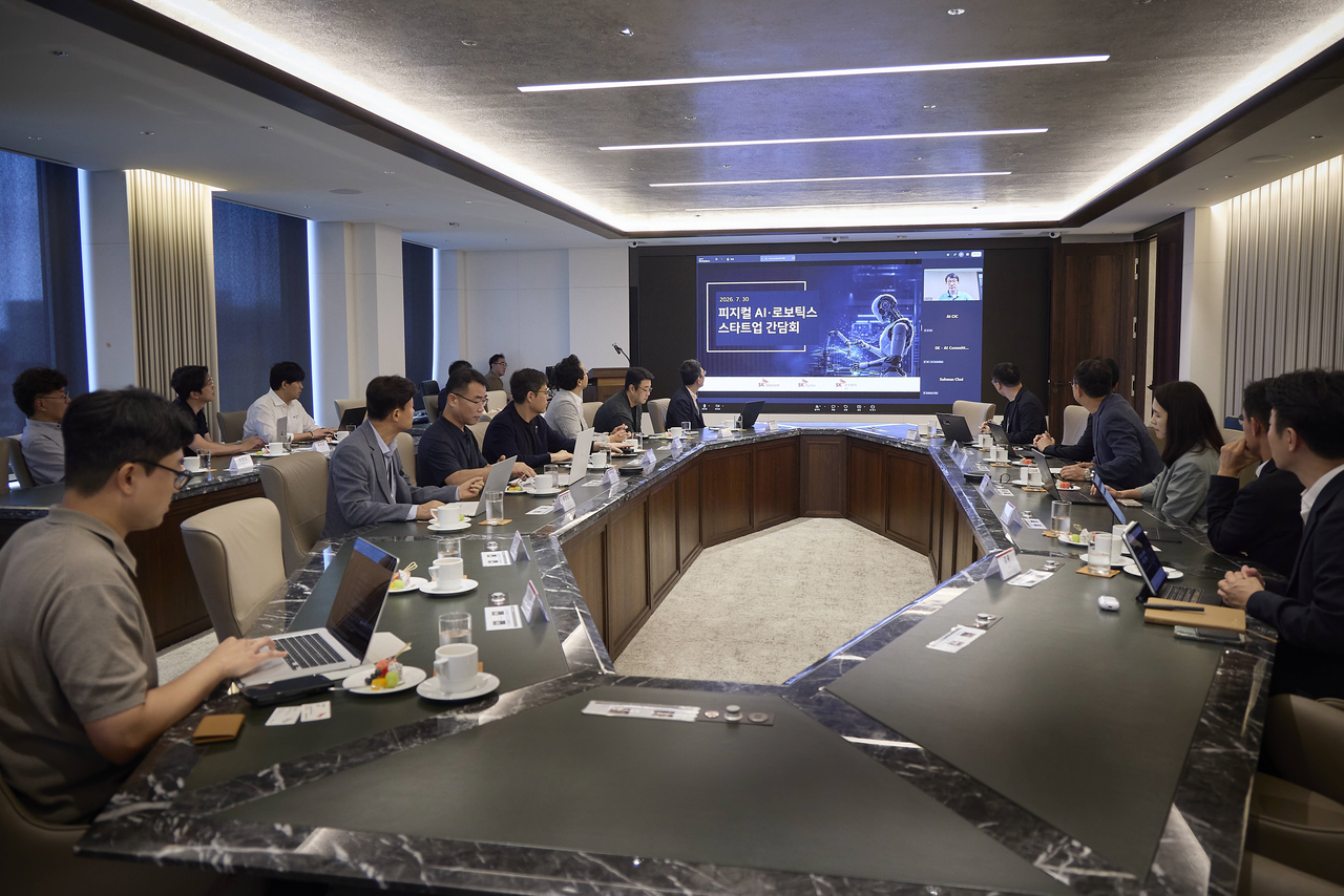 Senior executives from SK Group affiliates and CEOs of eight startups attend the Physical AI and Robotics Startup Forum held at SK Serin Building in Jongno-gu, Seoul. [SK Telecom]