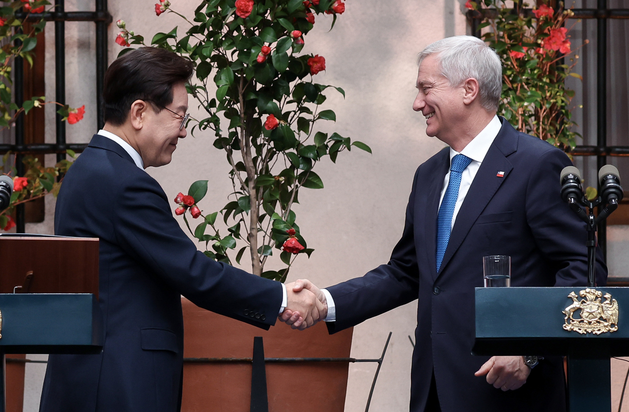 President Lee Jae Myung (left) and Chilean President Jose Antonio Kast shake hands following their joint press announcement at the presidential palace in Santiago on Thursday. (Yonhap)