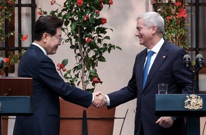 Lee, Kast agree to put Korea-Chile FTA upgrade back in motion